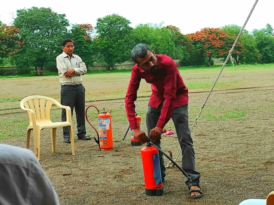 Learning to use a fire extinguisher, Dhule, 2021