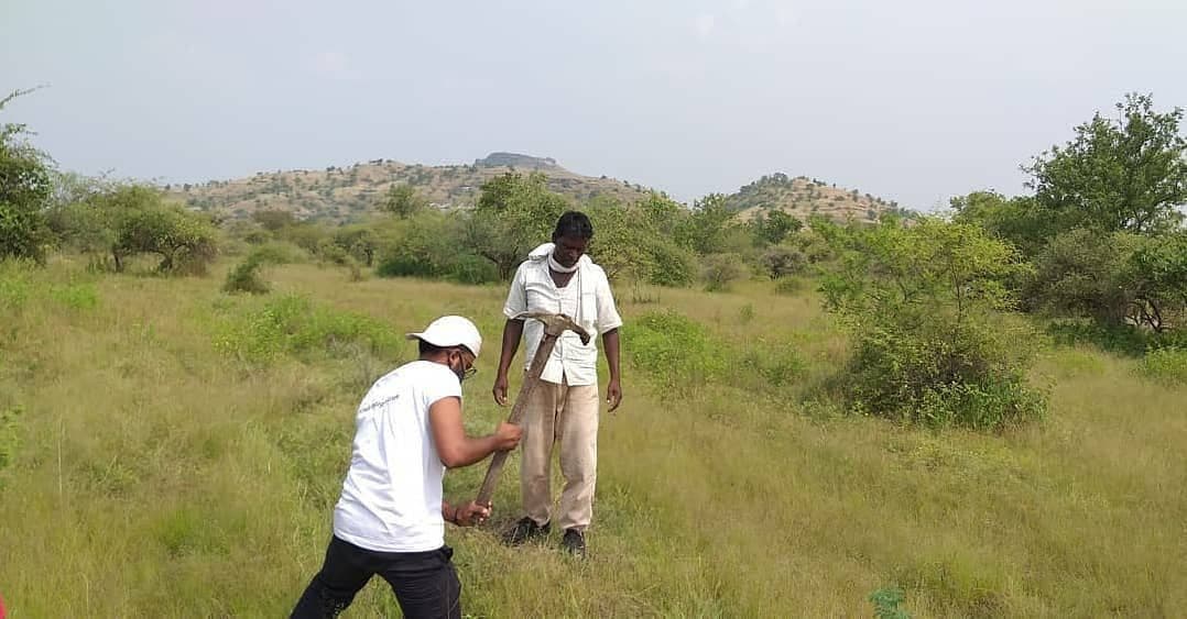 Volunteers planting on the hills of Laling–Landor, May 2021