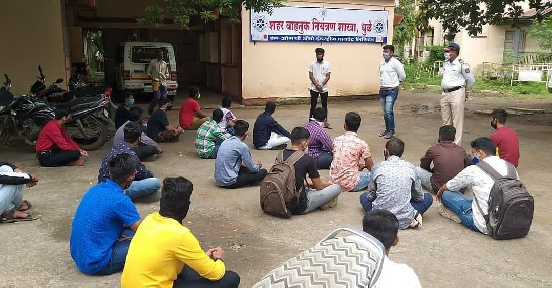 Volunteers at a briefing by the Dhule city traffic police, 2021