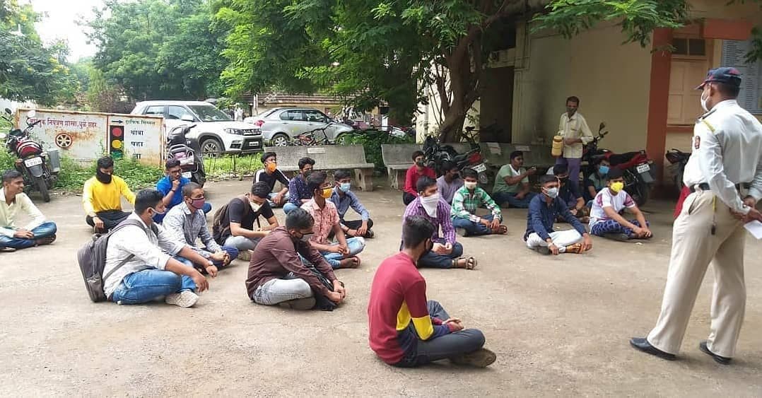 Volunteers training with the Dhule city traffic branch, 2021