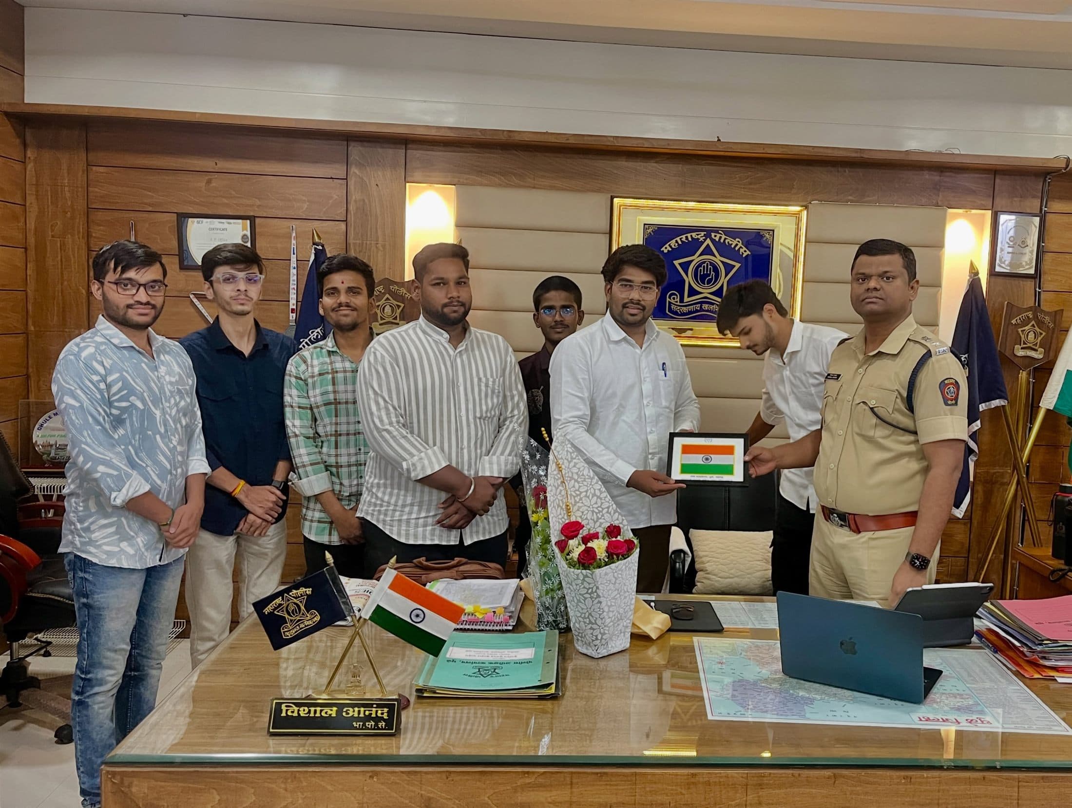 SARA Foundation volunteers received by the Superintendent of Police, Dhule